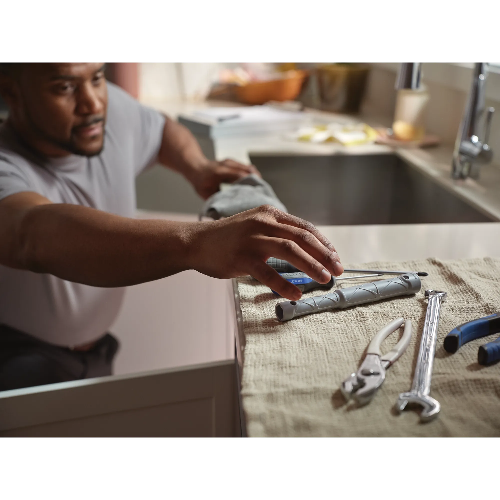 Sleek MotionSense Wave One-Handle Pre-Rinse Spring Touchless Kitchen Faucet - Image 13