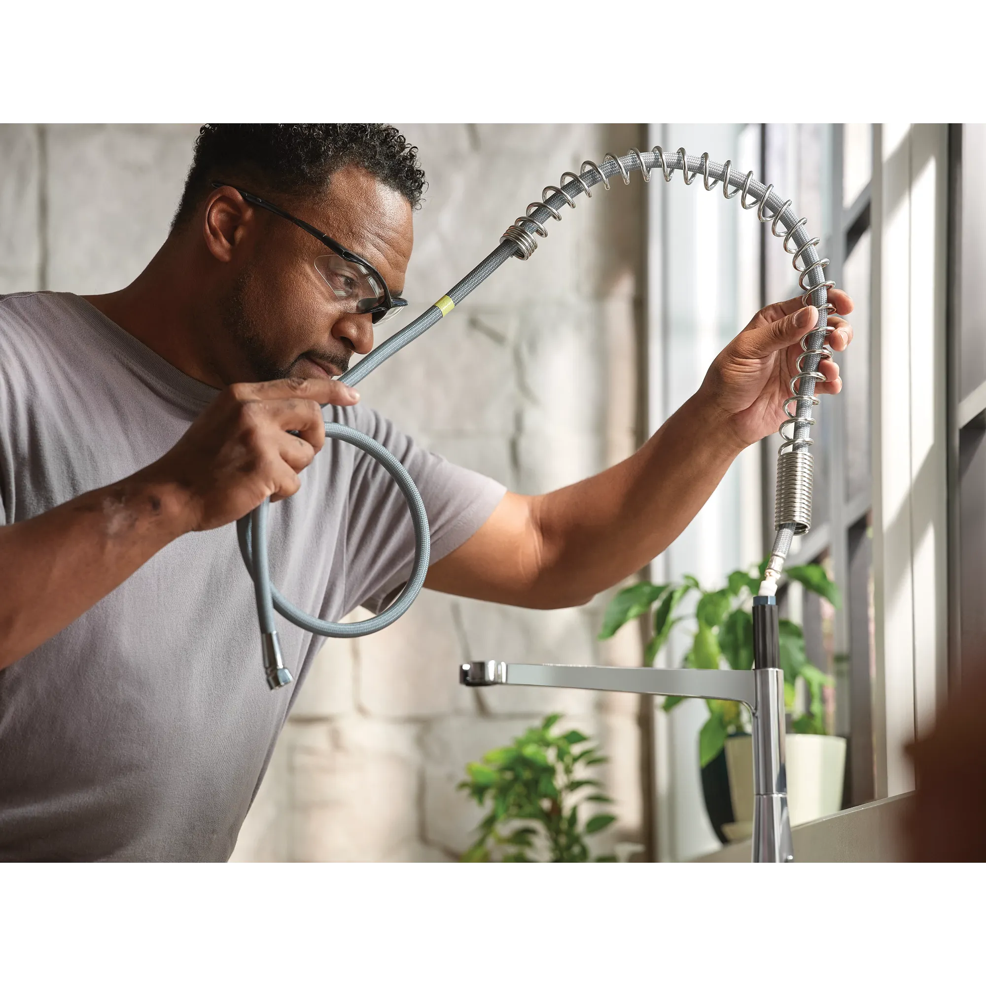 Sleek MotionSense Wave One-Handle Pre-Rinse Spring Touchless Kitchen Faucet - Image 6