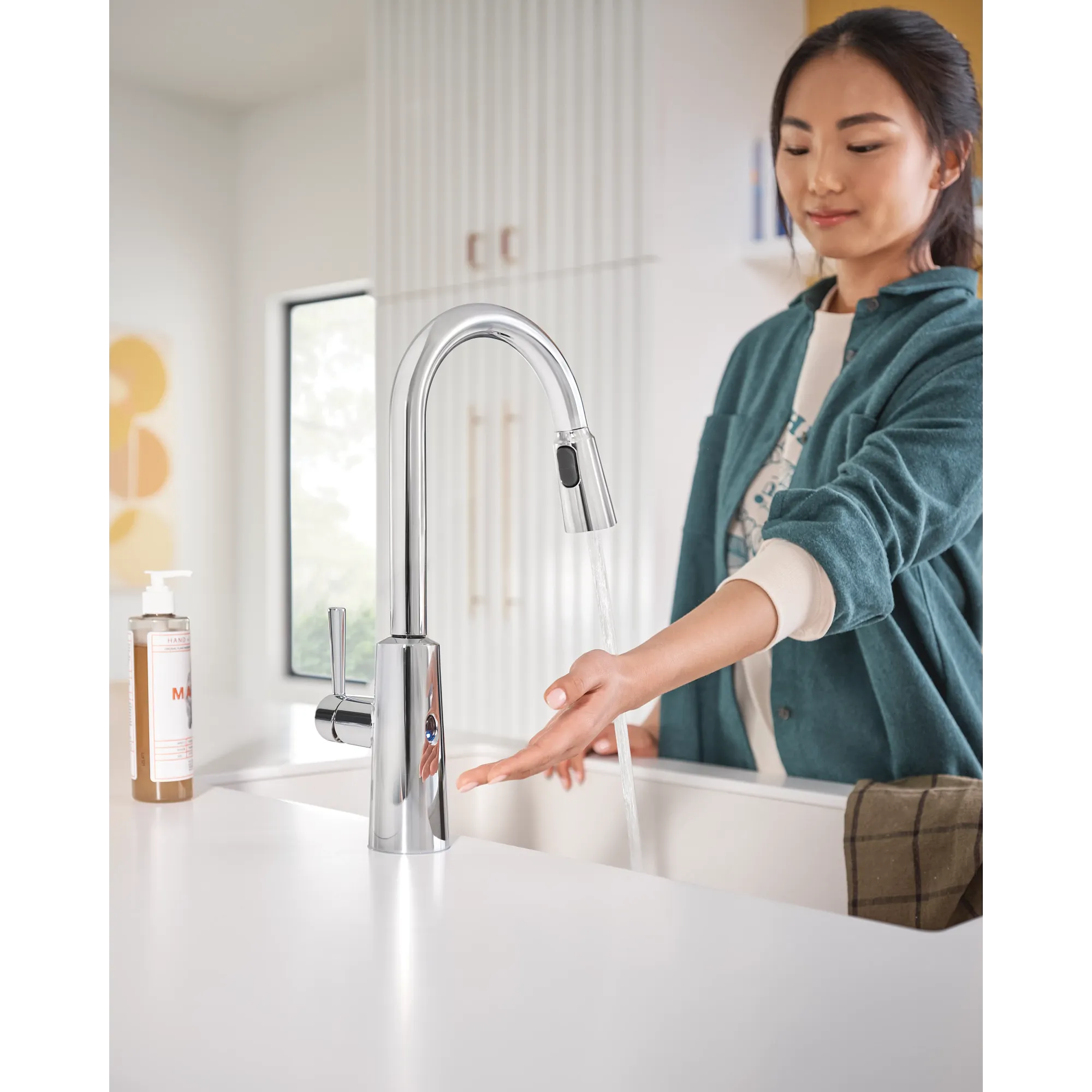 Riley MotionSense Wave One-Handle Pulldown Touchless Kitchen Faucet - Image 12