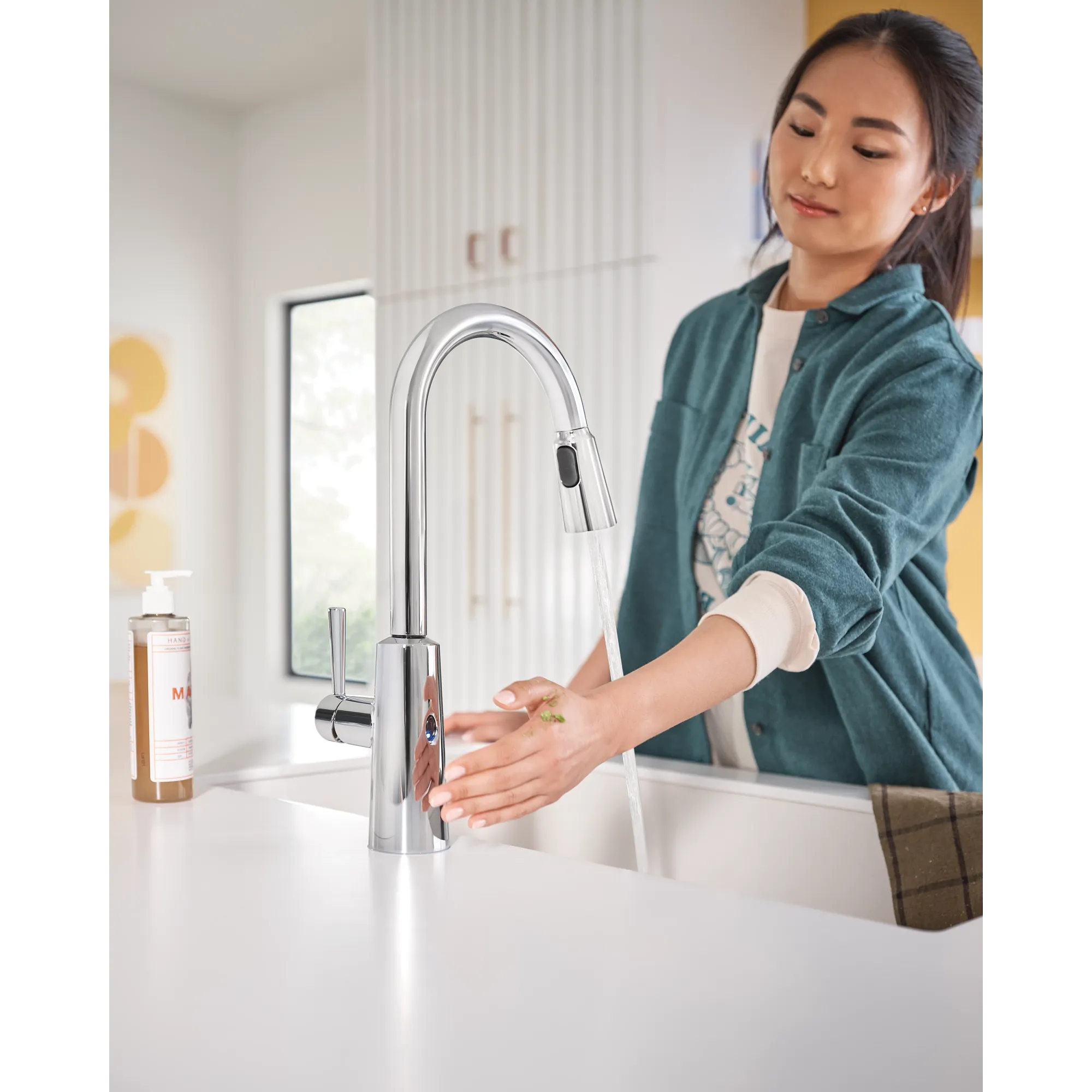 Riley MotionSense Wave One-Handle Pulldown Touchless Kitchen Faucet - Image 13