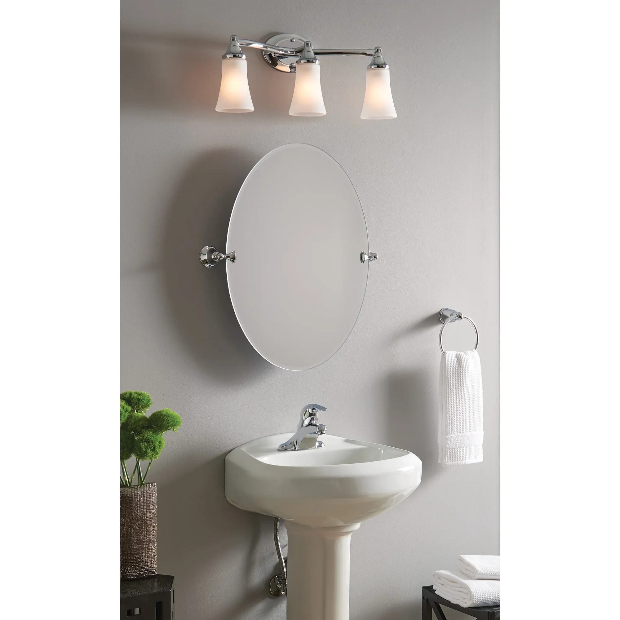 Adler Chrome one-handle low arc bathroom faucet - Image 2