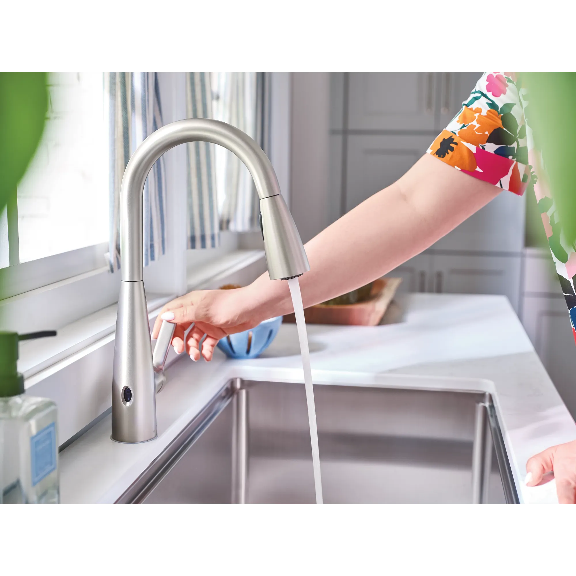Haelyn MotionSense Wave One-Handle Pulldown Touchless Kitchen Faucet - Image 31
