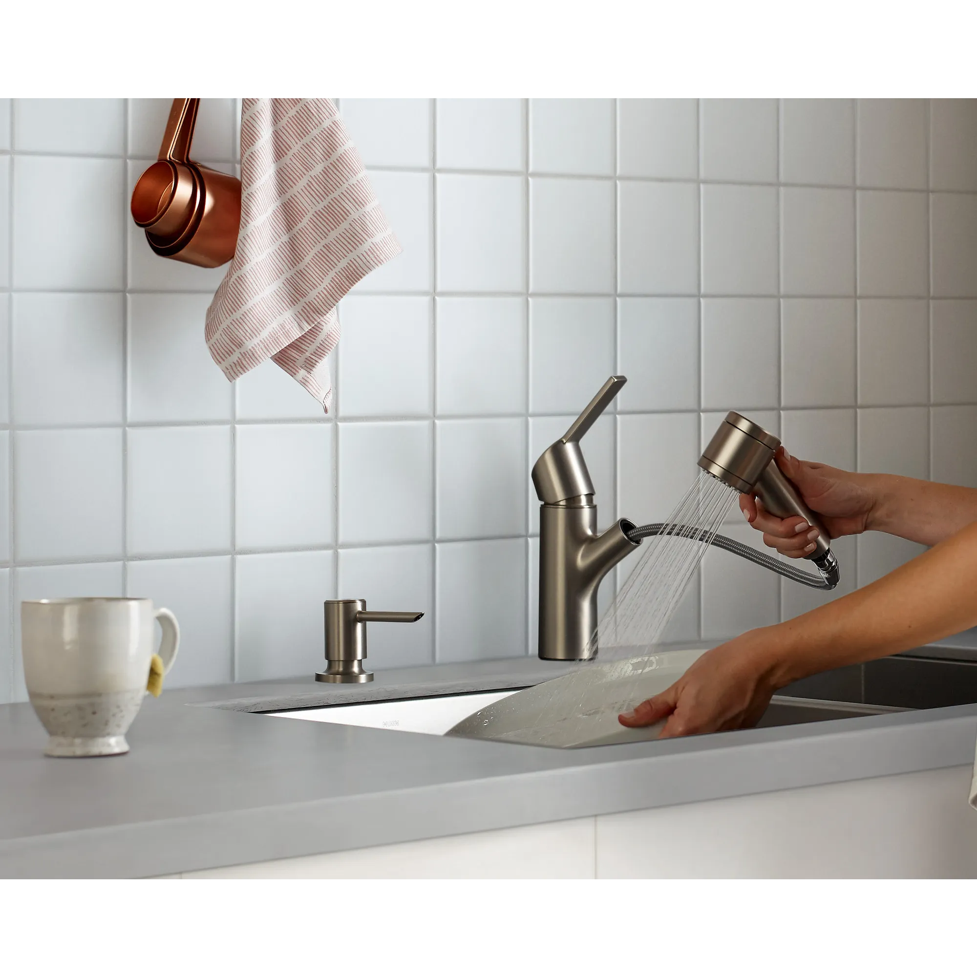 Sombra One-Handle Pullout Kitchen Faucet - Image 9